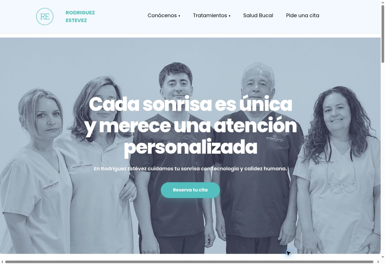 Vista de la página web de Clínica Dental Rodríguez Estévez, con su equipo y el titular de portada